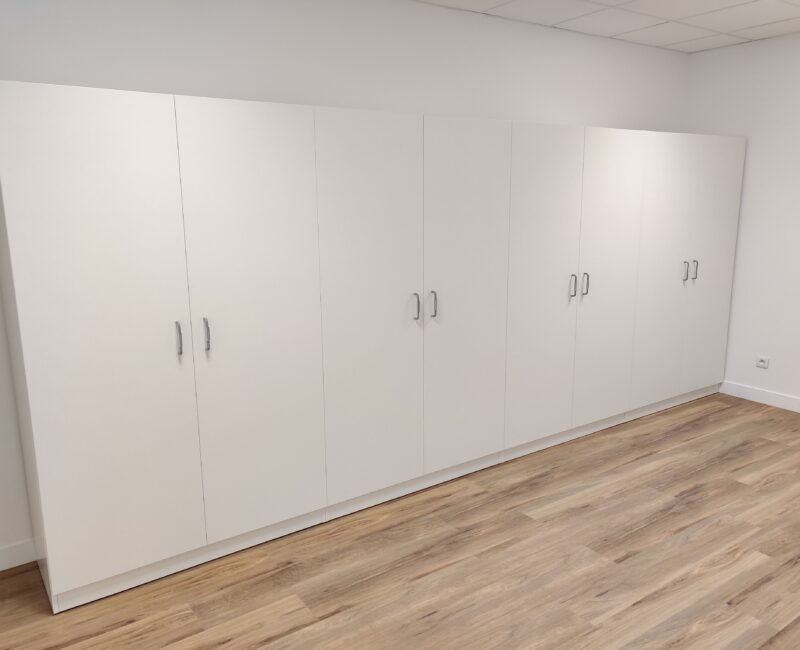 Installateur de mobilier de laboratoire
